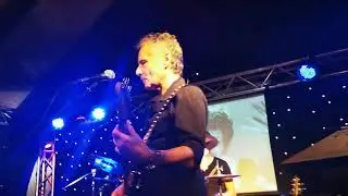 Seebach Band anno 1993 &oslash;nsker Hendes Majest&aelig;t Dronningen tillykke med f&oslash;dselsdagen
