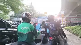 MB, Scene 465: Berlalulintas, Kesabaran Paling Utama. (In traffic, patience is most important).