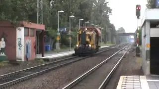 DB Netz SKL mit Schotterwagen in Maintal Ost