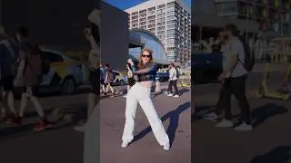 Танец из клипа POLI - Dum Tek среди прохожих