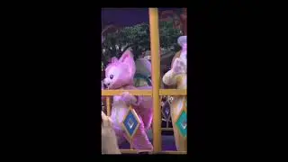 LinaBell pranks CookieAnn on a Disney float parade~