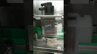 Automatic bottle unscrambler with bottle orienter for jerrycan