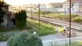 VERCELLI RAGAZZINI ATTRAVERSANO BINARI IN BICI SULLA TORINO MILANO