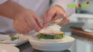 vegan&moi Kreationen by Klaus Erfort - Vegane Bolognaise auf Spinat & Reiscracker mit pochiertem Ei