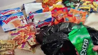 Mega Score Dumpster Diving! Dollar General free food, throw back #dumpsterdiving #free