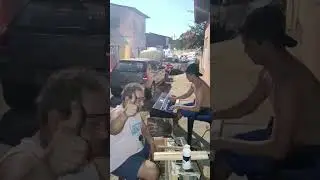 Zeca e Banda e Juninho teclas ensaiando e trabalhando de carpinteiro na cal&ccedil;ada de casa