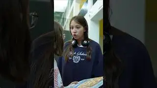 почему она стесняется маму?