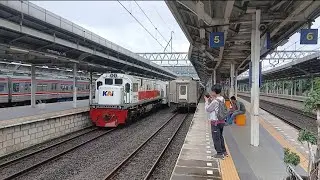 Melihat ramainya Kereta Api di Stasiun tersibuk Jatinegara di penghujung tahun 2025.