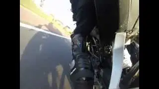 Frotter les cales pieds et sliders en moto