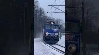 EP07-1030 w zimowej sceneri przelatuje przez p.o Kozy Zagroda z IC Halny