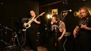 Rytmihäiriö Tribuutti - Totaalitääriseen Juoppohulluuteen | Live @ Univaltakunta Studio