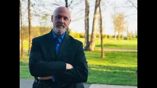 The unredacted Mueller Report in Judge Walton's hands.