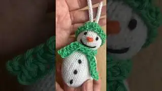 Free mini snowman ornament knitting pattern Quick & easy Christmas knitting idea #xmas #freepattern