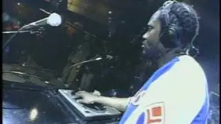 MC G.L.O.B.E. - PLAY THAT BEAT