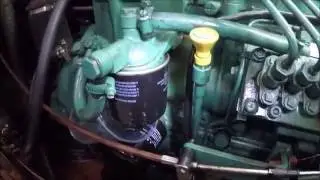 How to change the diesel filter and pre filter on a Volvo D2-55 como cambiar el filtro y pre filtro