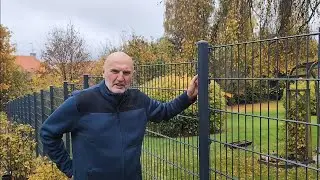 Installation eines sch&ouml;nen Zauns auf einem privaten Grundst&uuml;ck.