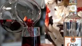 How to Make Borgo&ntilde;a a Chilean Strawberry Pisco Punch | Muy Bueno