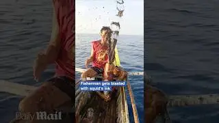 Fisherman in the Philippines 🇵🇭 was so proud of the large squid he caught that his buddy filmed