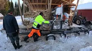 Sahataan Metsä Manin isoja pöllejä tukkivannesahalla, osa 2. We saw Metsä Man's big logs, part 2.