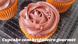 CUPCAKE COM RECHEIO DE BRIGADEIRO GOURMET- massa f&aacute;cil e fofinha
