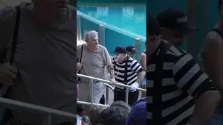 Мим Том передразнил и отдал вещи этого человека зрителям 😂🤣#tomthemime #seaworldmime