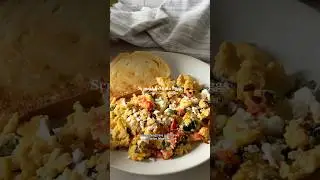 Feta Eggs (Scrambled w/tomato & spinach) High protein breakfast, quick easy recipe #healthybreakfast