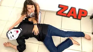 ЗЭП ПАДАЛ НА ПОЛ!!! САРА И МАМА СНЯЛИ С НЕГО МАСКУ!
