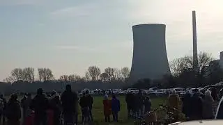 Sprengung K&uuml;hlturm KKW Voerde Rheinkilometer 800. Kurzversion