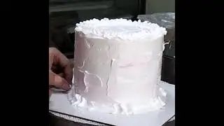 Easy cake decorating using whippedcream. #cake #whippedcream #simplecakes