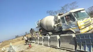 @SumitKundu5656 is live Jersey barrier Concrete by TM 🛣️#construction #concrete #Jersey barrier 