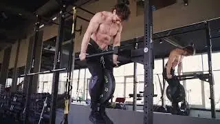 man doing pullup bar workout with hang plate