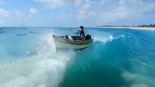 Barco &eacute; engolido por uma grande onda em Cabo Verde.