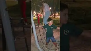 JUGANDO EN EL PARQUE DE LA PLANCHA DE  MERIDA YUCATAN. 