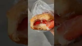 dona rellena de queso crema y fresas