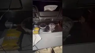 Красное вино и вода. Самолет Airbus A380 авиакомпании Singapore Airlines. Подача напитков перед е...