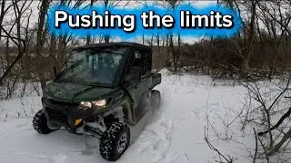 CAN-AM Defender HD 9 на снегу, для работы или отдыха.
