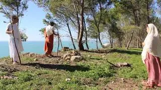 rievocazione, trekking e religione: il sacerdote delimita il recinto sacro..