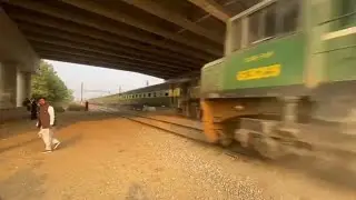 🎊Twin Speed Moment | Shalimar Express🚆 & 👑Green Line🚆 Cross💨 Under the Bridge🇵🇰✨#trainvibes333🚂🚃🚃🚃🚃🚃