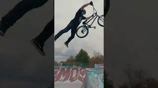 insane superman over huge spine! Carsondonovanbmx #bmxtricks #bmxfreestyle #bmxbike