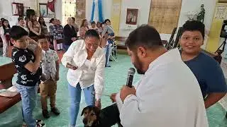 Bendiciendo a las mascotas en la fiesta de San Antonio Abad. 