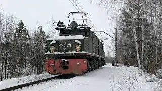 Электровоз EL21-172 следует по линии Первоуральского рудоуправления