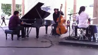 Eduardo Farias Trio (André Vasconcellos e Dedê Silva) - Muito à vontade (João Donato)