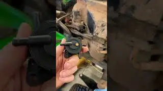 John Deere &laquo;не заводится&raquo;. Нужно проверить подачу топлива! #johndeere #газонокосилка #незаводится...