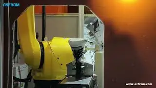 Fully automatic shoe manufacturing production line with manipulators