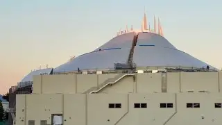 【山頂に夕陽が当たるスペマン】ディズニーリゾートライン　東京ディズニーランド・ステーション〜ベイサイド・ステーション　左側車窓　2026/01/14