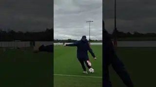 Darren Fletcher Attempts IMPOSSIBLE Shot In Man United Training
