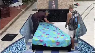 Pusimos a dormir a mi mam&aacute; en la piscina 😂😱