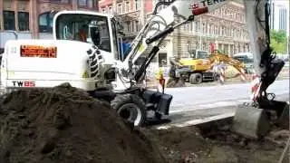 Bagger  excavator Terex TW85 kämpft mit einem Kabel