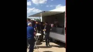 Bij VDR in de rij voor de patatkraam