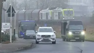 2 Vectron + ein langer Güterzug